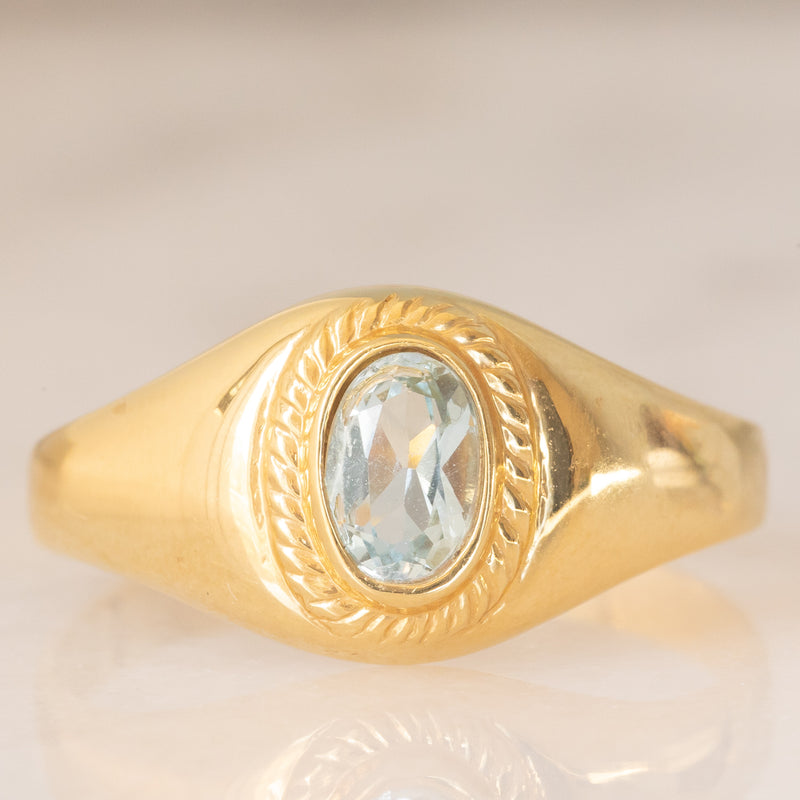 Anello chevalier vintage in oro giallo 14K con topazio azzurro, anni ‘60