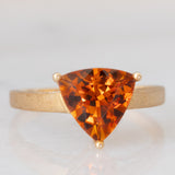 Solitario in oro giallo 9K con quarzo citrino di taglio trillion (1.93ct)