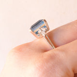 Ring aus 18-karätigem Weißgold mit blauem Topas (ca. 7 ct) und Diamanten im Marquise-Schliff (ca. 0.60 ctw), ca. 80er/90er Jahre.