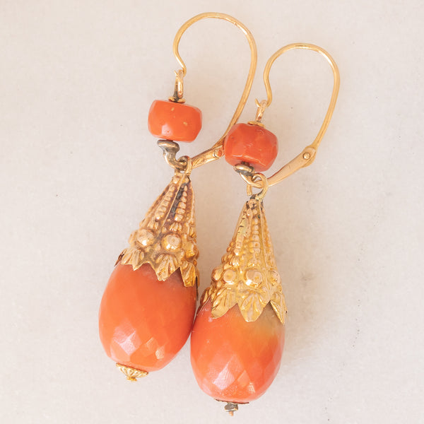 Orecchini pendenti antichi in oro giallo 18K con corallo arancione, primi del ‘900