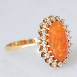 Anello a margherita vintage in oro giallo 14K con opale di fuoco sintetico e diamanti di taglio brillante (0.40ctw ca.), anni ‘80