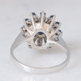 Anello a margherita vintage in oro bianco 14K con zaffiri (1.74ctw ca.) e diamanti (0.48ctw ca.), anni ‘70/‘80