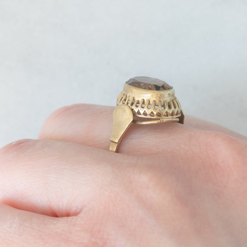 Anello da cocktail vintage in oro giallo 8K e quarzo fumé (2.40ct ca.), anni ‘60/‘70