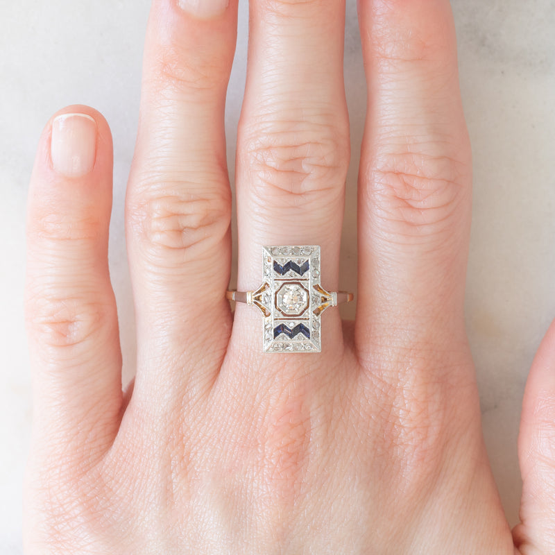 *RISERVATO* Anello Art Déco in oro giallo e bianco 18K con diamanti e zaffiri, anni ‘30