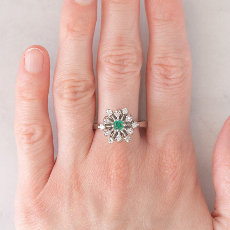 Anello a fiocco di neve in oro bianco 14K con smeraldo (0.13ct ca.) e diamanti (0.24ctw ca.), anni ‘70