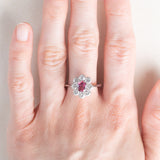 Vintage 18K white gold daisy ring with pink tourmaline (approx. 0.60ct) and brilliant cut diamonds (approx. 0.90ctw), 70s
