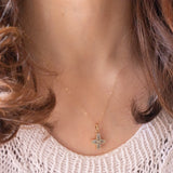 Collana vintage con catenina in oro giallo 9K con ciondolo a forma di croce in oro giallo 9K con apatiti (0.40ctw ca.) e diamanti