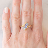 Anello bypass in oro giallo 9K con tanzaniti (0.91ctw ca.) e zaffiri bianchi