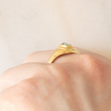 Anello chevalier vintage in oro giallo 14K con topazio azzurro, anni ‘60