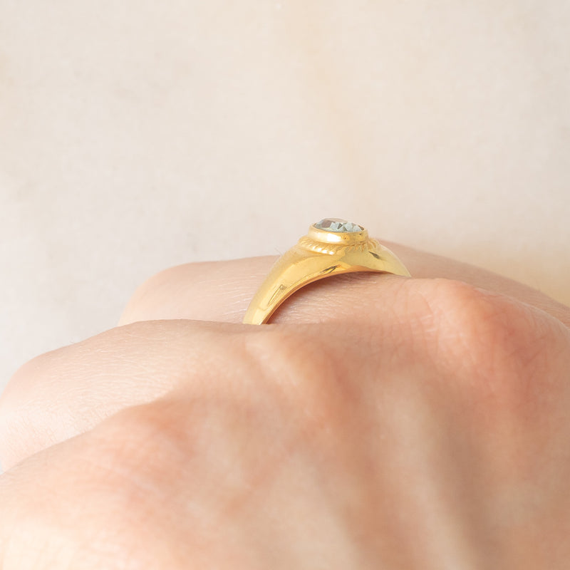 Anello chevalier vintage in oro giallo 14K con topazio azzurro, anni ‘60