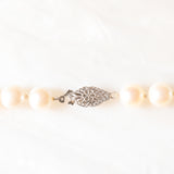 Collana vintage con filo di perle bianche coltivate con chiusura in oro bianco 14K, anni ‘50/‘60