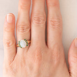 Anello vintage in oro giallo 8K con opale (0.90ct ca.) e smeraldi (0.10ctw ca.), anni ‘80