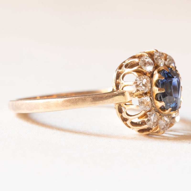 Anello a margherita antico in oro giallo 14K con zaffiro (0.30ct ca.) e diamanti (0.30ctw ca.), primi del ‘900