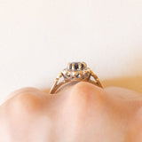 Anello a margherita vintage in oro giallo e bianco 9K con zaffiro (1ct ca.) e diamanti (0.05ctw ca.), anno 1989