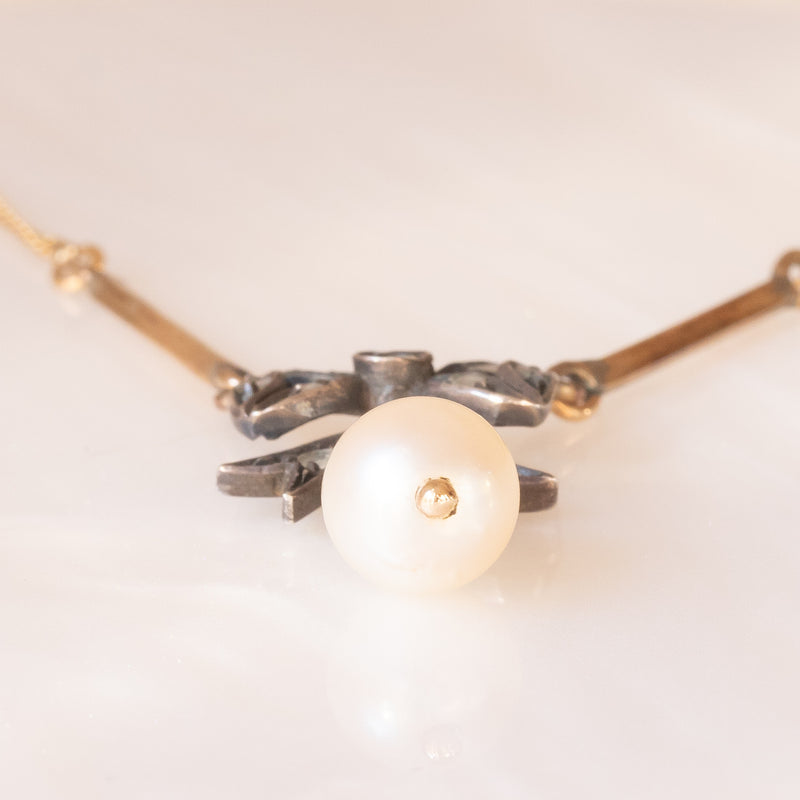 Collier con catenina in oro giallo 18K e con decorazione antica in argento e in oro giallo 18K con diamanti di taglio rosetta e perla bianca
