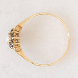 Vintage-Gänseblümchenring aus 9-karätigem Gelbgold mit Opal (ca. 0.15 ct) und Saphiren (ca. 0.20 ctw), Jahr 1986