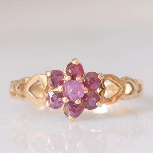 Anello a fiore vintage in oro giallo 9K con rubini (0.85ctw ca.) e decorazioni a cuore, anno 1982