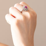 Vintage-Gänseblümchenring aus 18-karätigem Weißgold mit synthetischem Rubin (ca. 1 ct) und Diamanten im Brillantschliff (ca. 1.10 ctw), 70er Jahre