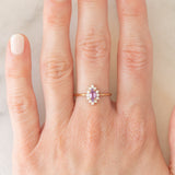 Anello a margherita in oro giallo 9K con zaffiro viola sintetico (0.25ct) e zirconi bianchi