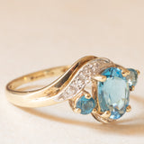 Anello vintage in oro giallo e bianco 9K con topazi azzurri (1.30ctw ca.) e diamanti, anni ‘90/anni ‘2000
