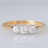 Trilogy antico in oro giallo e bianco 18K con diamanti di taglio brillante (0.40ctw ca.), anni ‘20/‘30
