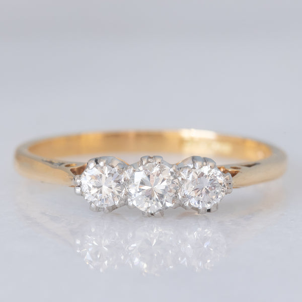 Trilogy antico in oro giallo e bianco 18K con diamanti di taglio brillante (0.40ctw ca.), anni ‘20/‘30