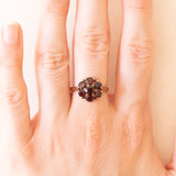 Vintage-Gänseblümchen-Ring aus 9-karätigem Gelbgold mit Granaten (ca. 1 Karat), 50er Jahre