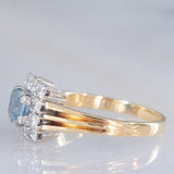 Anillo vintage de oro amarillo y blanco de 14 quilates con margaritas, topacio azul (aprox. 0.70 ct) y diamantes de talla brillante (aprox. 0.48 ct), década de 70/80