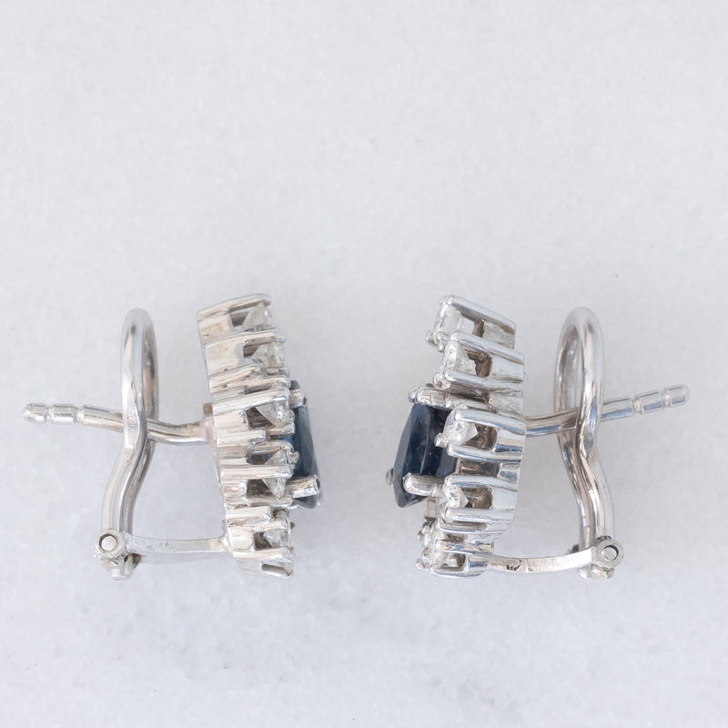 Orecchini vintage in oro bianco 14K con zaffiri di taglio a goccia (1.50ctw ca.) e diamanti di taglio brillante (0.74ctw ca.), anni ‘80