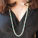 Collana vintage con filo di perle bianche e sfere di crisoprasio e con chiusura in oro bianco 8K con perla bianca, anni ‘70