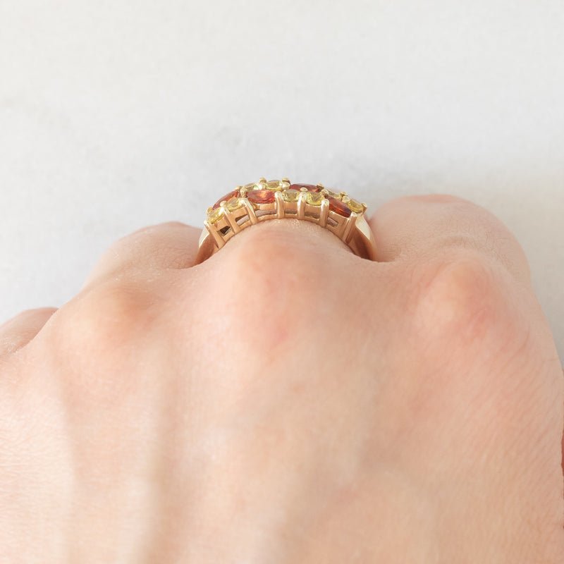 Anello vintage in oro giallo 9K con zaffiri sintetici arancioni e gialli (0.80ctw ca.), anni ‘90