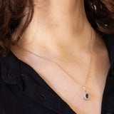 Collana vintage con catenina in oro giallo 9K e con ciondolo a margherita in oro giallo e bianco 9K con zaffiro (0.40ct ca.) e diamanti (0.03ctw ca.), anni ‘70