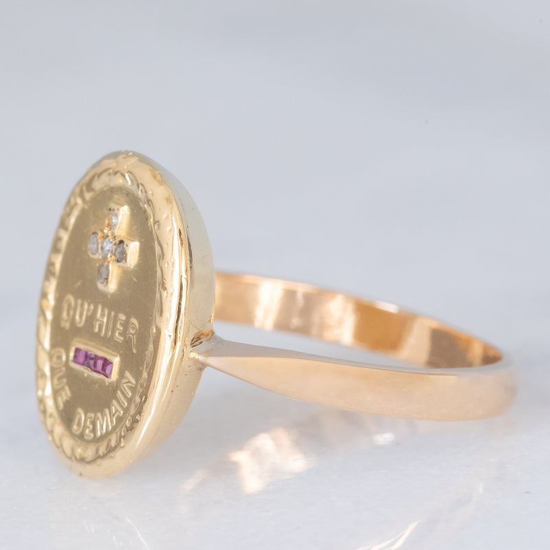 Anello “Plus qu’hier moins que demain” vintage in oro giallo 18K con diamanti e rubini