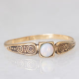 Solitario vintage in oro giallo 8K con opale (0.18ct ca.), anni ‘40/‘50