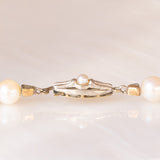 Collana vintage con filo di perle bianche e sfere di crisoprasio e con chiusura in oro bianco 8K con perla bianca, anni ‘70