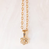 Vintage-Halskette aus 9-karätigem Gelbgold mit Blumenanhänger aus 9-karätigem Gelbgold und Diamanten (ca. 0.07 ctw)