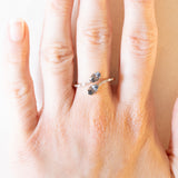 Moderner Contrarier-Ring aus 10 Karat Gelb- und Weißgold mit Spinellen (ca. 0.90 ctw) und Diamanten, Jahr 2016