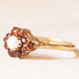 Vintage-Gänseblümchenring aus 9-karätigem Gelbgold mit Opal (ca. 0.12 ct) und Granaten (ca. 0.40 ctw), Jahr 1984
