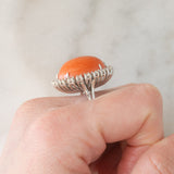 Anel de coquetel vintage em ouro branco 14K com coral laranja e diamantes (aproximadamente 0.80 ct), década de 60.