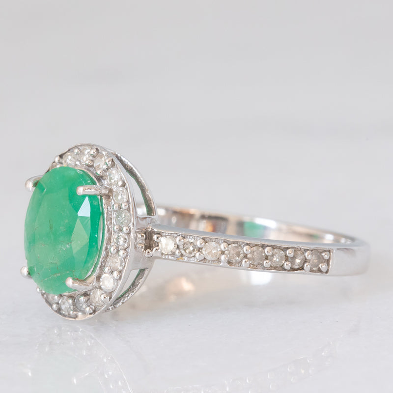 Anello a margherita moderno in oro bianco 9K con smeraldo (1ctw ca.) e diamanti (0.36ctw ca.)