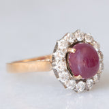 Anello a margherita vintage in oro giallo e bianco 14K con rubino (2.60ct ca.) e diamanti di taglio brillante (0.70ctw ca.), anni ‘60