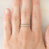Anello vintage in oro giallo 9K con diamanti (0.10ctw ca.) e scritta traforata “MUM”, anni ‘80/‘90