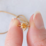 Collana vintage con ciondolo ad anello a margherita in oro giallo 18K con quarzo citrino e diamanti, anni ‘80