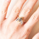 Fliegenring aus einer antiken Brosche aus 18 Karat Gelbgold und Silber mit Saphiren und Diamanten im Rosettenschliff