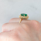 Anello a margherita vintage in oro giallo 18K con smeraldo (1.50ct ca.) e diamanti di taglio brillante (0.56ctw ca.), anni )70/‘80