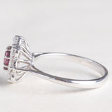 Vintage 18K white gold daisy ring with pink tourmaline (approx. 0.60ct) and brilliant cut diamonds (approx. 0.90ctw), 70s