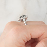 Anello a margherita in oro bianco 14K con zaffiro (3.50ct ca.) e diamanti di taglio brillante (0.56ctw ca.), anni ‘70