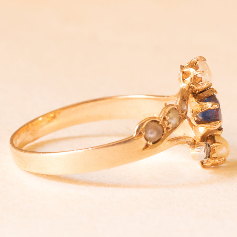 Anello Art Nouveau francese in oro giallo 18K con iolite (0.20ct ca.), diamanti di taglio rosetta e perline bianche, anni ‘10/‘20