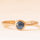 Vintage-Solitär aus 9-karätigem Gelbgold mit behandeltem Blautopas (ca. 0.40 ct), 1984