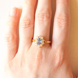 Vintage-Gänseblümchenring aus 18-karätigem Gelbgold mit blauem Topas (ca. 0.80 ct) und Diamanten im Brillantschliff (ca. 0.50 ctw), 70er Jahre